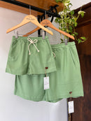 Short "Pegadas do Herói" Linho Verde - Nas Trilhas do Herói