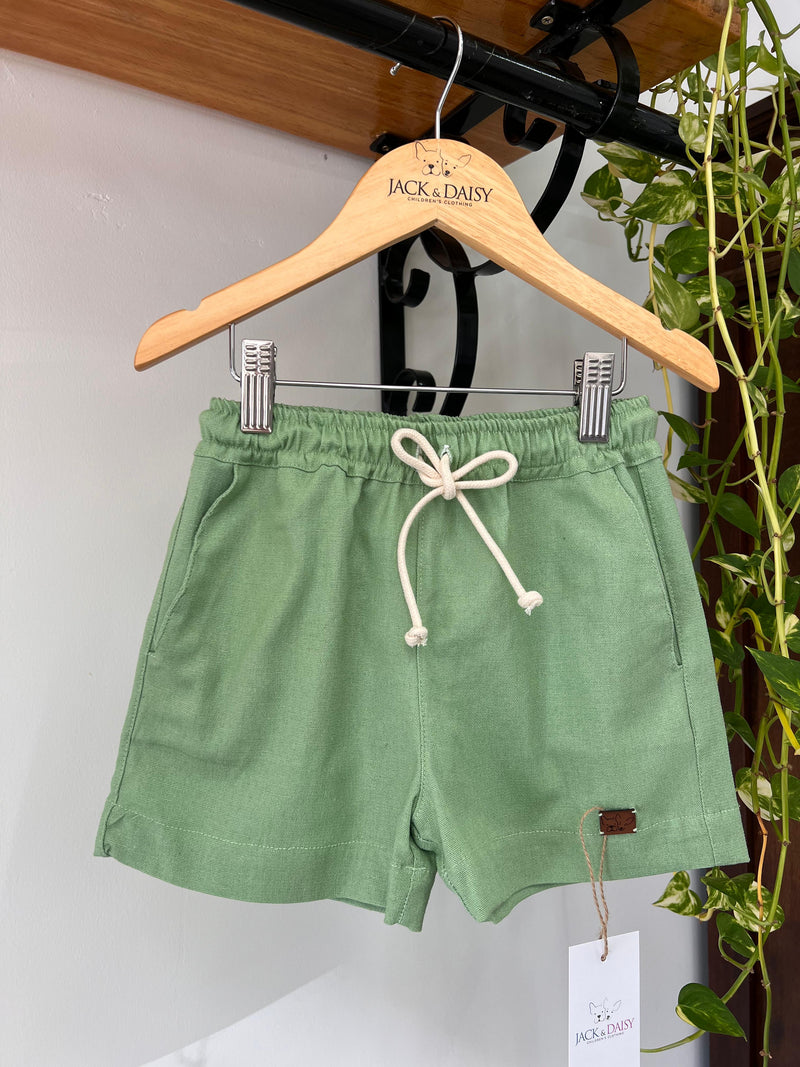 Short "Pegadas do Herói" Linho Verde - Nas Trilhas do Herói