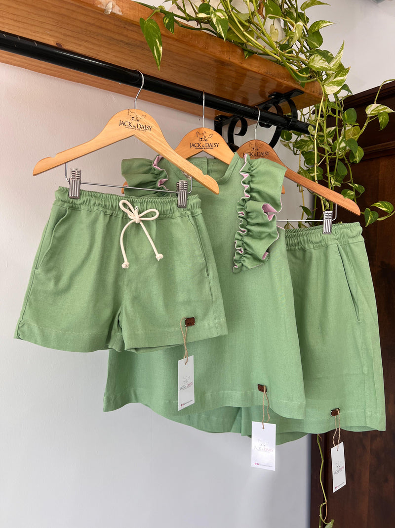 Short "Pegadas do Herói" Linho Verde - Nas Trilhas do Herói