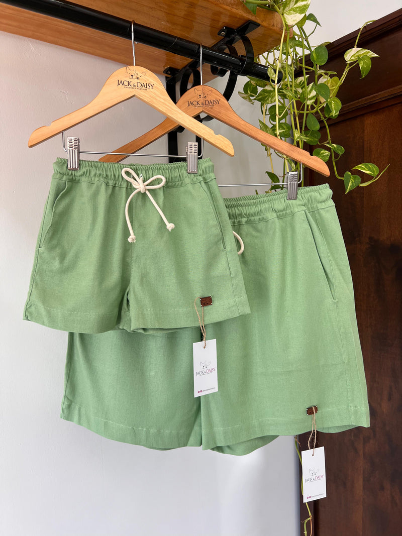 Short "Pegadas do Herói" Linho Verde - Nas Trilhas do Herói
